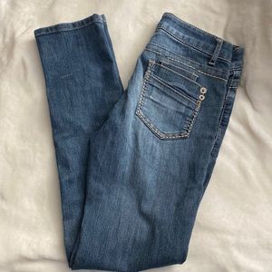 Gently used JOLT denim size 12 jeans. Missing a Stitching but overall decent